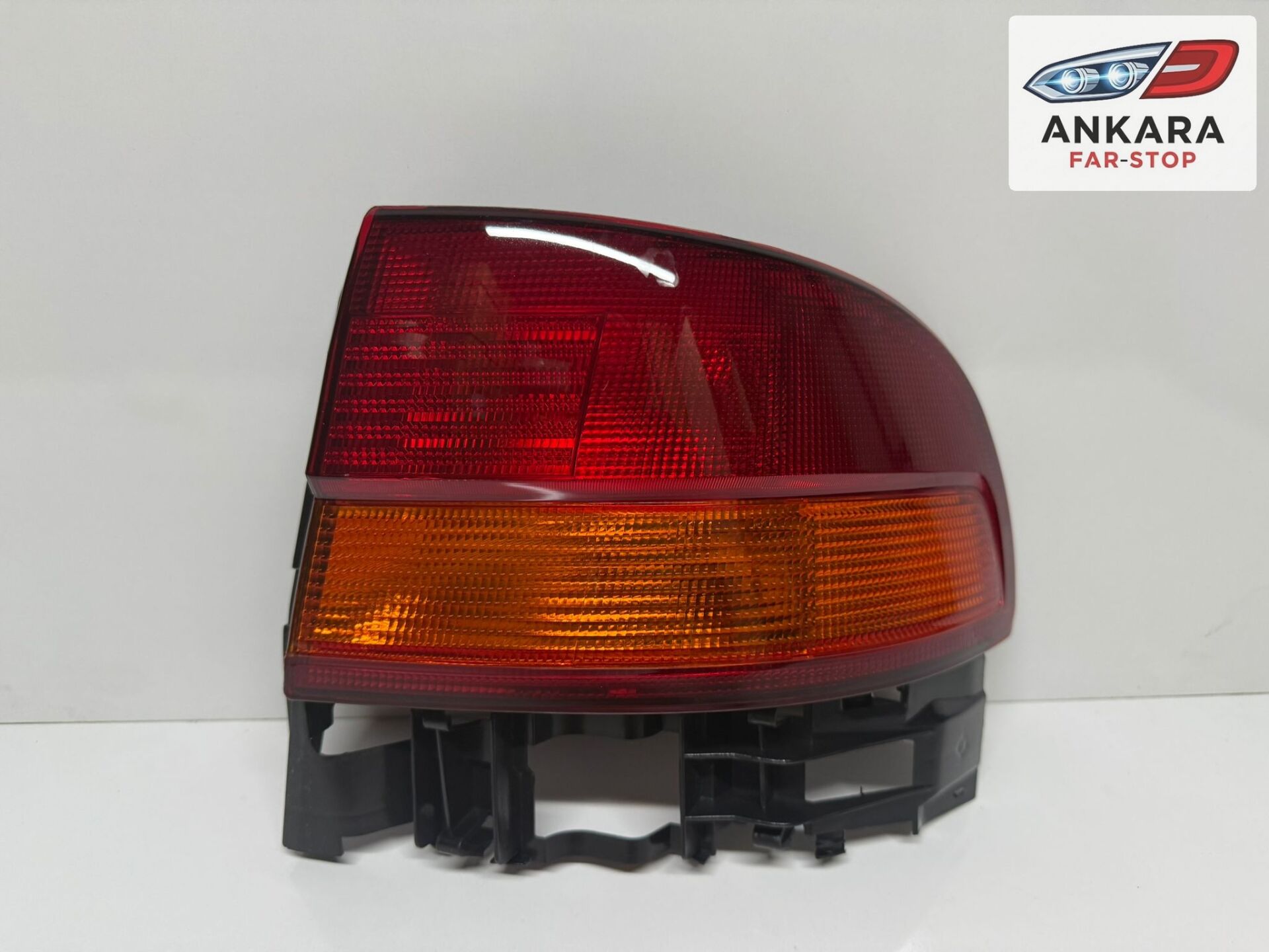 TOYOTA CARİNA 1996 - 1999 STOP LAMBASI DIŞ SAĞ